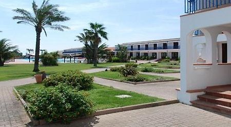 Hotel Club Santa Sabina Торре-Санта-Сабина Экстерьер фото