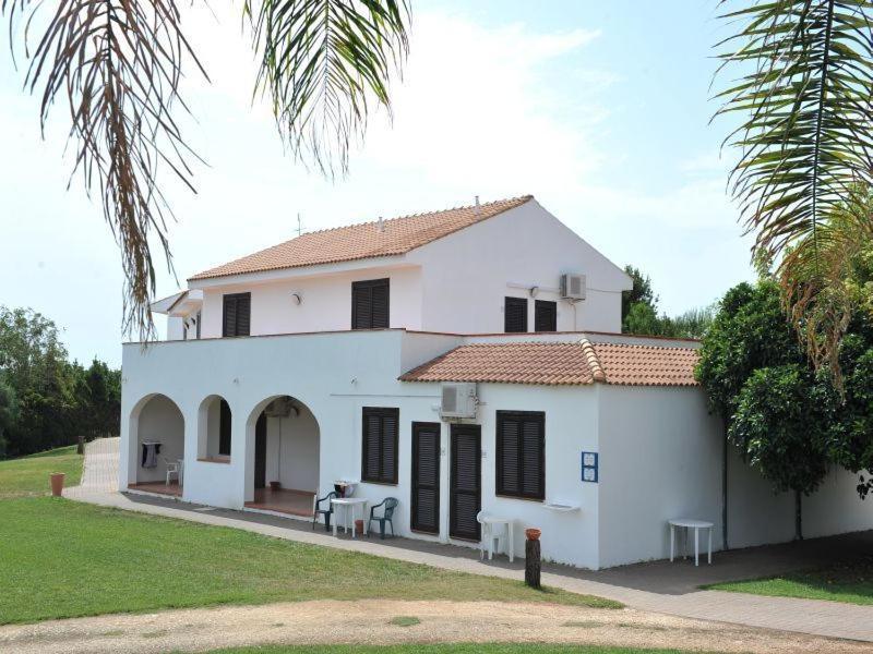 Hotel Club Santa Sabina Торре-Санта-Сабина Экстерьер фото