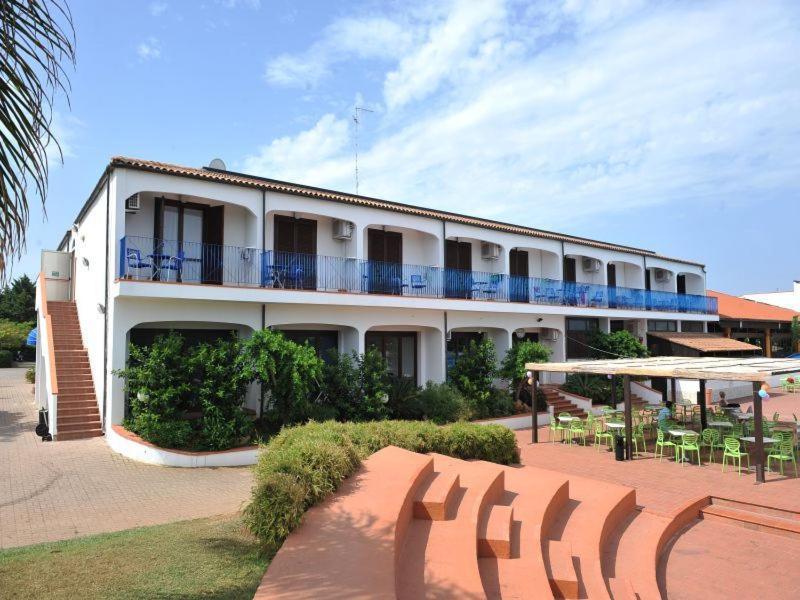 Hotel Club Santa Sabina Торре-Санта-Сабина Экстерьер фото