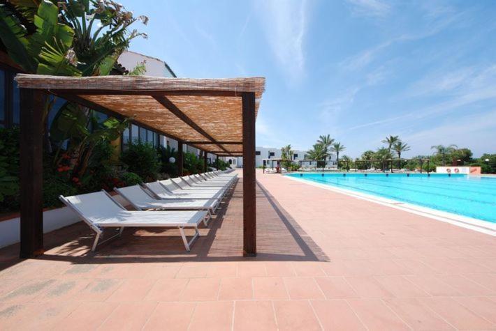 Hotel Club Santa Sabina Торре-Санта-Сабина Экстерьер фото