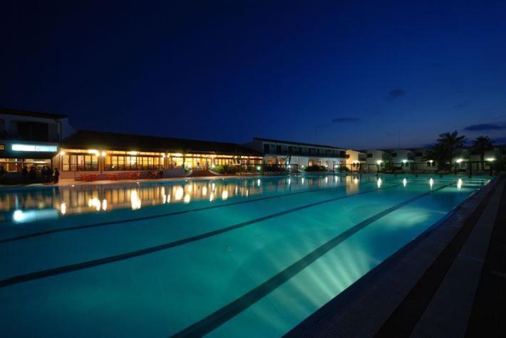 Hotel Club Santa Sabina Торре-Санта-Сабина Экстерьер фото