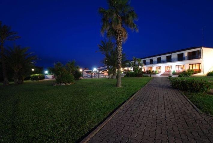 Hotel Club Santa Sabina Торре-Санта-Сабина Экстерьер фото