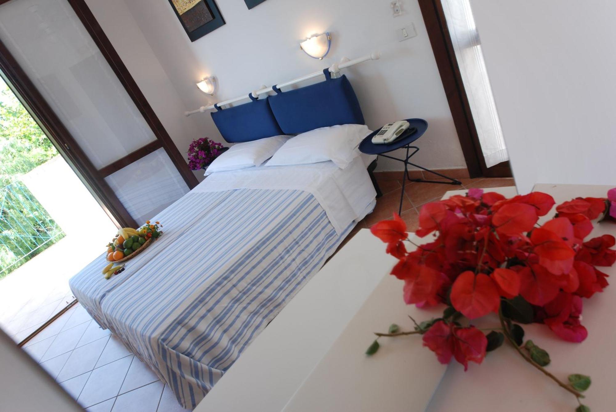 Hotel Club Santa Sabina Торре-Санта-Сабина Экстерьер фото
