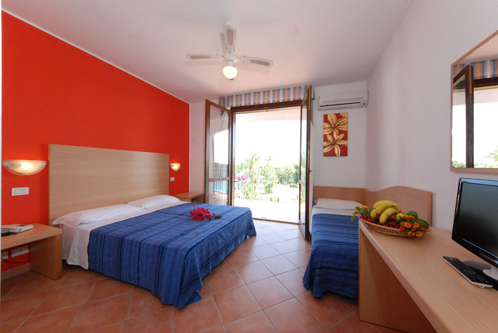 Hotel Club Santa Sabina Торре-Санта-Сабина Экстерьер фото