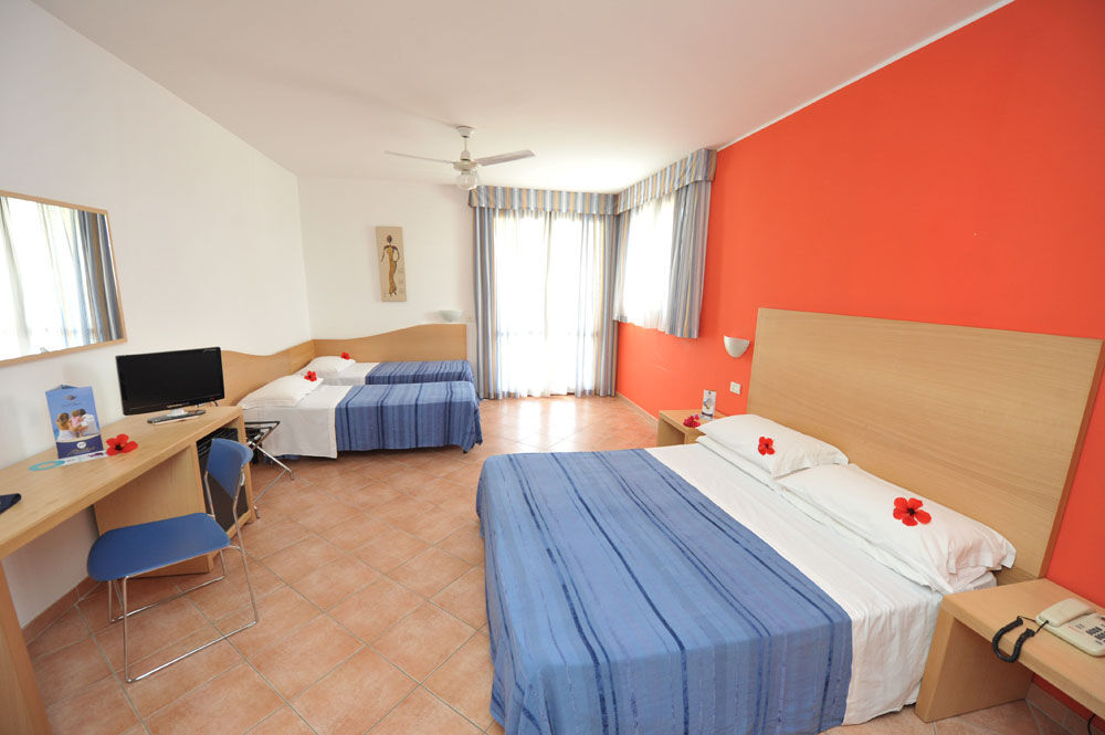 Hotel Club Santa Sabina Торре-Санта-Сабина Экстерьер фото